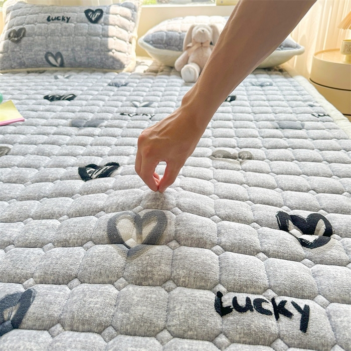 91家纺网 家纺一手货源 找家纺 梵朴 2025新款印花牛奶绒床褥垫加厚珊瑚绒床褥子床垫 幸运心-灰