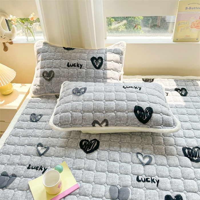 91家纺网 家纺一手货源 找家纺 梵朴 2025新款印花牛奶绒床褥垫加厚珊瑚绒床褥子床垫 幸运心-灰
