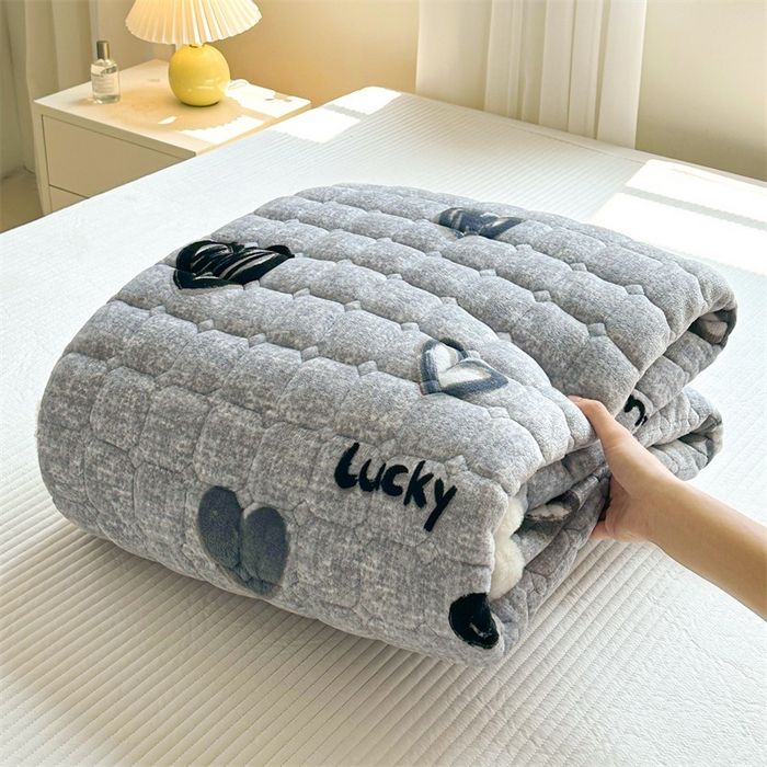 91家纺网 家纺一手货源 找家纺 梵朴 2025新款印花牛奶绒床褥垫加厚珊瑚绒床褥子床垫 幸运心-灰