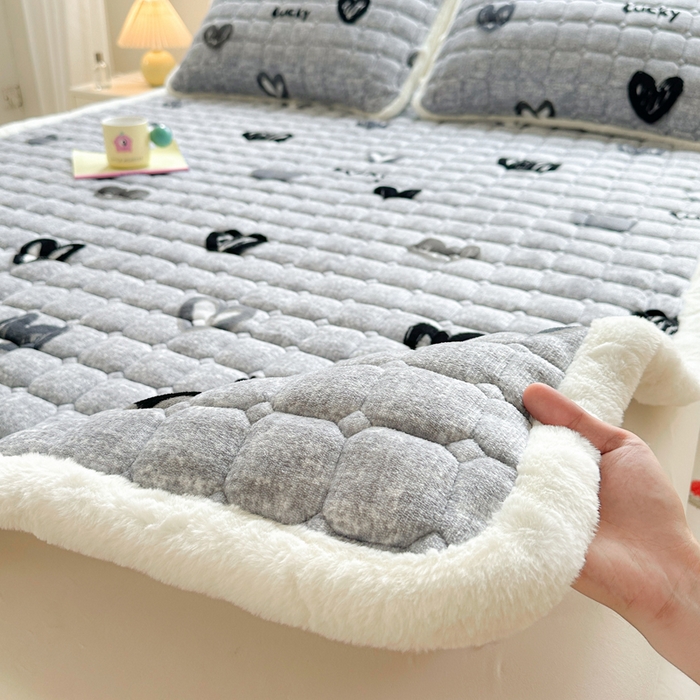 91家纺网 家纺一手货源 找家纺 梵朴 2025新款印花牛奶绒床褥垫加厚珊瑚绒床褥子床垫 幸运心-灰