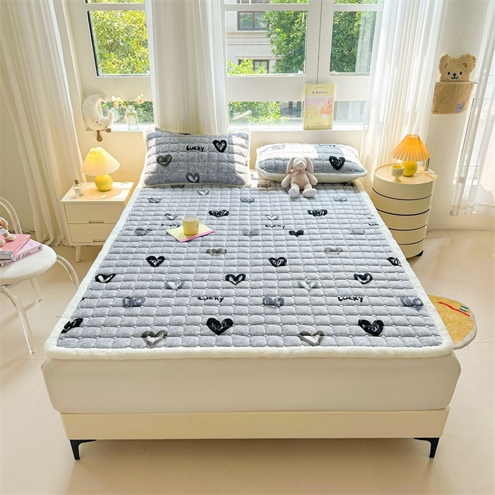 91家纺网 家纺一手货源 找家纺 梵朴 2025新款印花牛奶绒床褥垫加厚珊瑚绒床褥子床垫 幸运心-灰