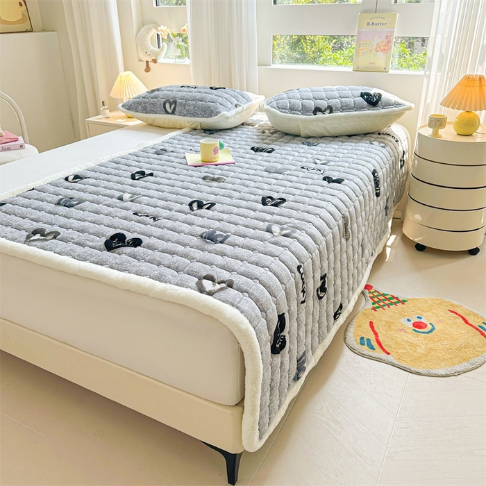 91家纺网 家纺一手货源 找家纺 梵朴 2025新款印花牛奶绒床褥垫加厚珊瑚绒床褥子床垫 幸运心-灰
