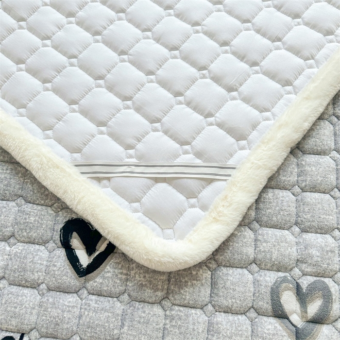 91家纺网 家纺一手货源 找家纺 梵朴 2025新款印花牛奶绒床褥垫加厚珊瑚绒床褥子床垫 幸运心-灰