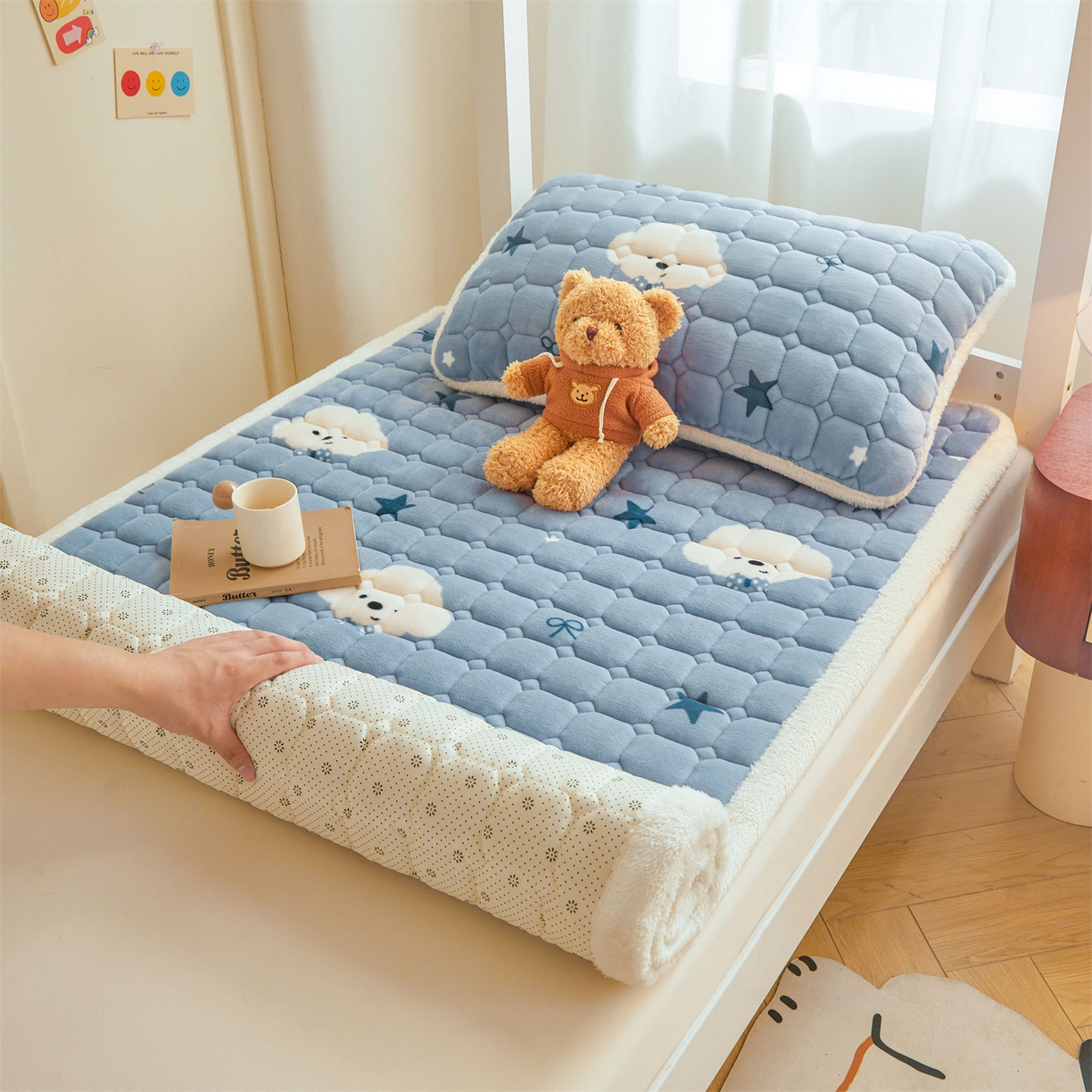 91家纺网 家纺一手货源 找家纺 雯豆家纺 2025新款牛奶绒床垫床护垫学生床褥子宿舍印花床褥铺底 牛奶绒床褥-星空小狗