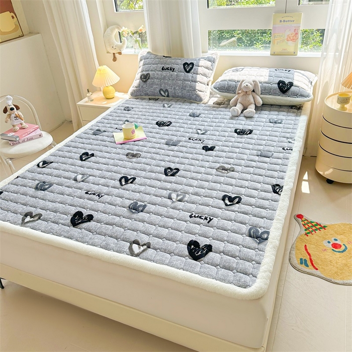 91家纺网 家纺一手货源 找家纺 梵朴 2025新款印花牛奶绒床褥垫加厚珊瑚绒床褥子床垫 幸运心-灰