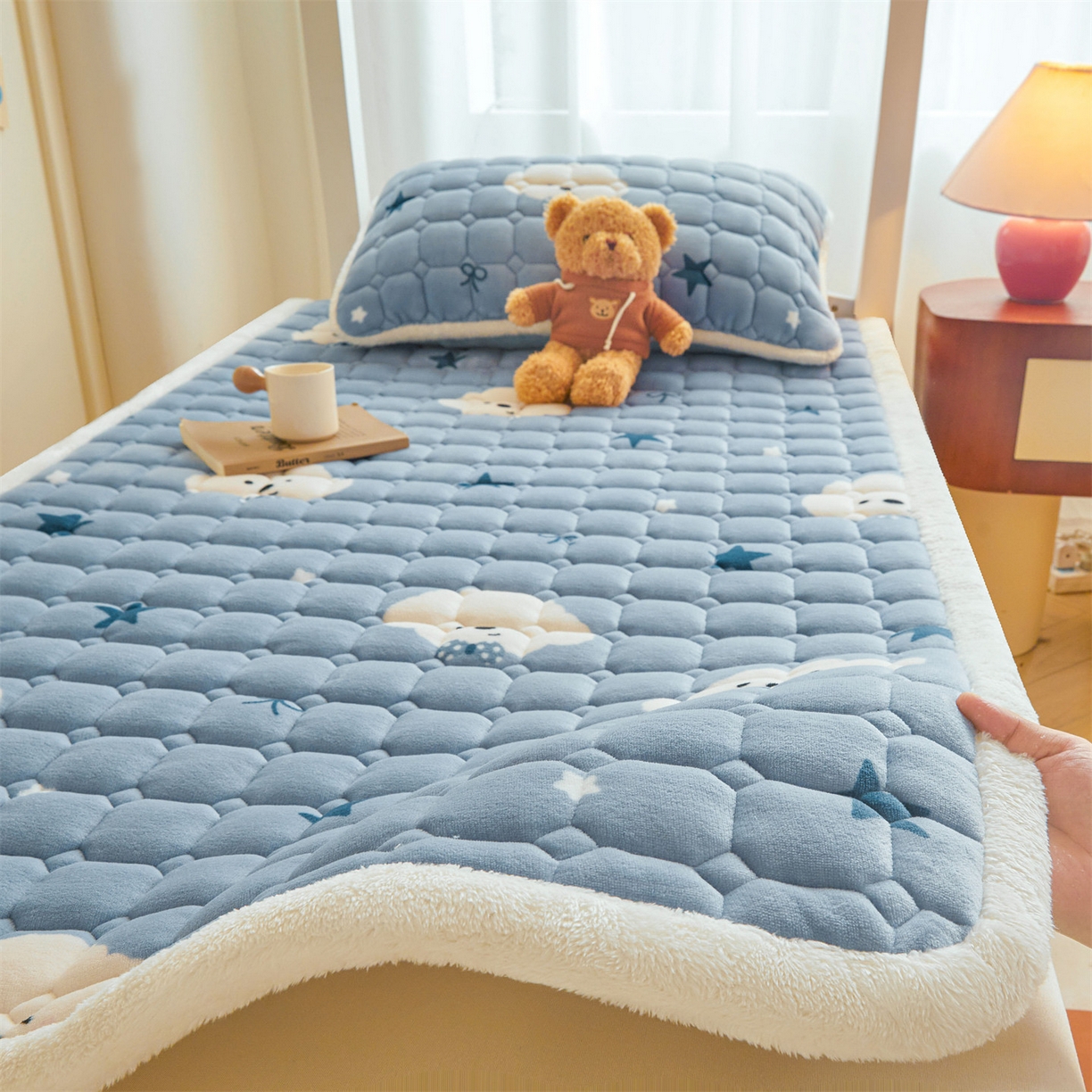 91家纺网 家纺一手货源 找家纺 雯豆家纺 2025新款牛奶绒床垫床护垫学生床褥子宿舍印花床褥铺底 牛奶绒床褥-星空小狗