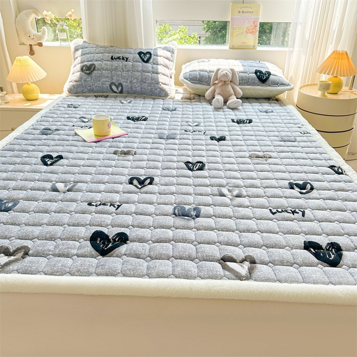 91家纺网 家纺一手货源 找家纺 梵朴 2025新款印花牛奶绒床褥垫加厚珊瑚绒床褥子床垫 幸运心-灰