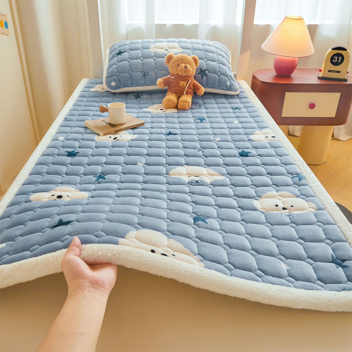 91家纺网 家纺一手货源 找家纺 雯豆家纺 2025新款牛奶绒床垫床护垫学生床褥子宿舍印花床褥铺底 牛奶绒床褥-星空小狗