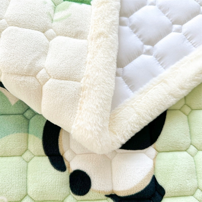 91家纺网 家纺一手货源 找家纺 梵朴 2025新款印花牛奶绒床褥垫加厚珊瑚绒床褥子床垫 熊猫乐园-绿