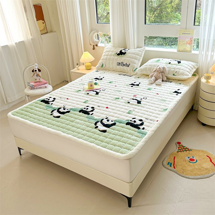 91家纺网 家纺一手货源 找家纺 梵朴 2025新款印花牛奶绒床褥垫加厚珊瑚绒床褥子床垫 熊猫乐园-绿