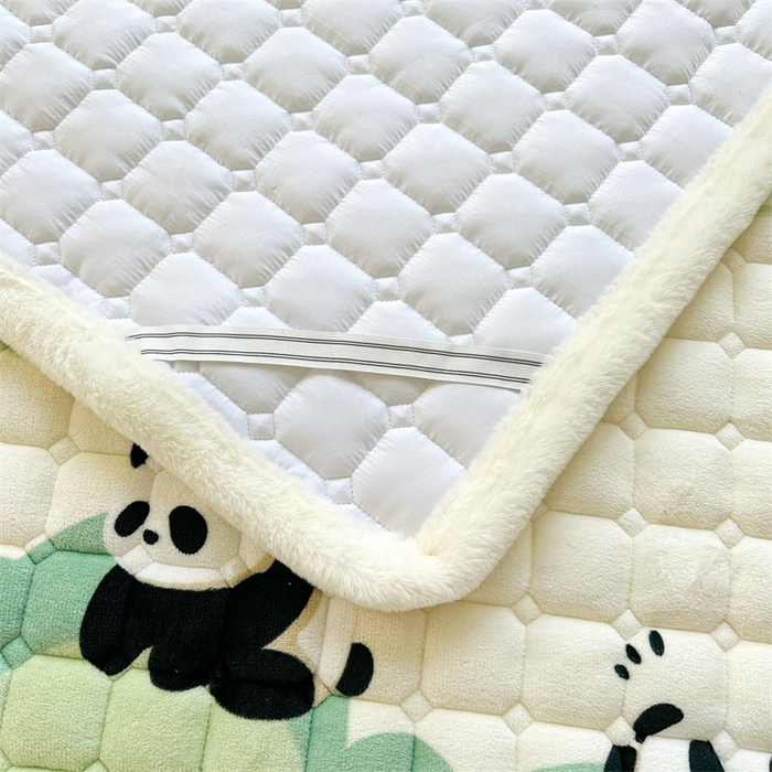 91家纺网 家纺一手货源 找家纺 梵朴 2025新款印花牛奶绒床褥垫加厚珊瑚绒床褥子床垫 熊猫乐园-绿