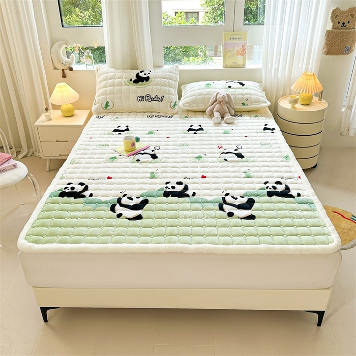 91家纺网 家纺一手货源 找家纺 梵朴 2025新款印花牛奶绒床褥垫加厚珊瑚绒床褥子床垫 熊猫乐园-绿