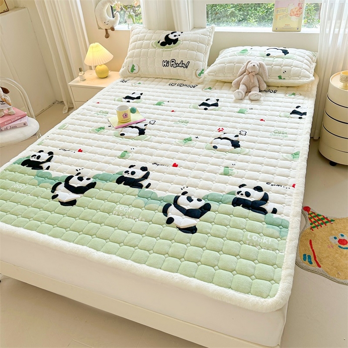 91家纺网 家纺一手货源 找家纺 梵朴 2025新款印花牛奶绒床褥垫加厚珊瑚绒床褥子床垫 熊猫乐园-绿