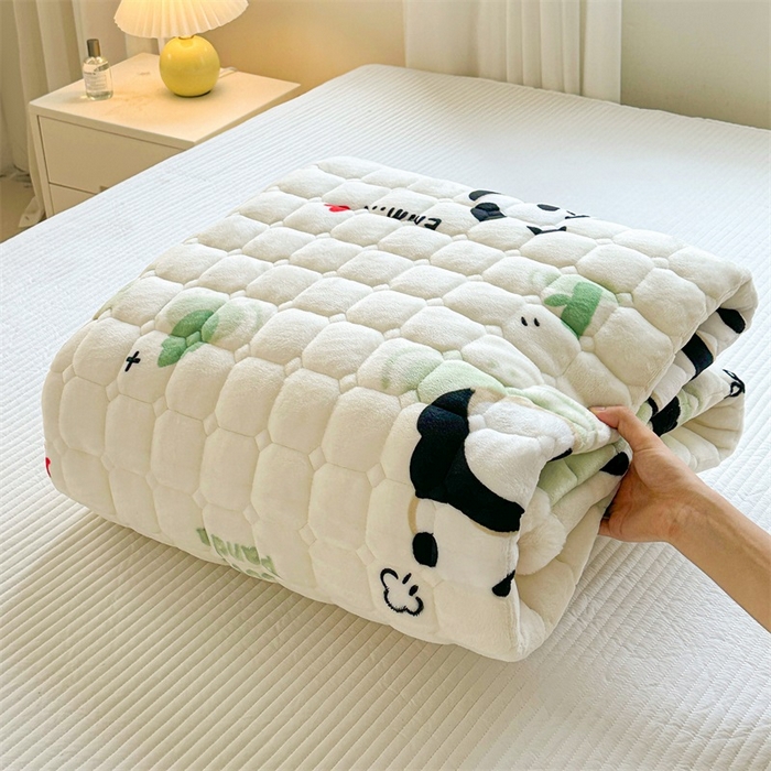 91家纺网 家纺一手货源 找家纺 梵朴 2025新款印花牛奶绒床褥垫加厚珊瑚绒床褥子床垫 熊猫乐园-绿