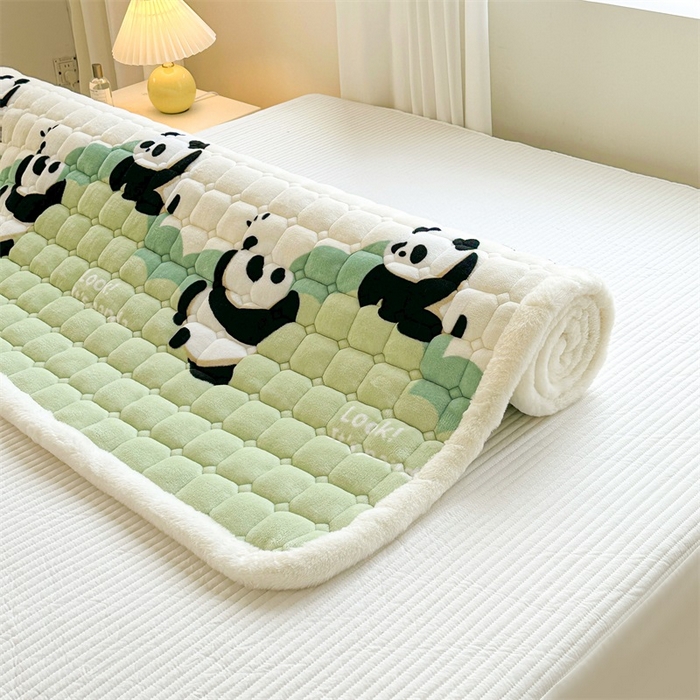 91家纺网 家纺一手货源 找家纺 梵朴 2025新款印花牛奶绒床褥垫加厚珊瑚绒床褥子床垫 熊猫乐园-绿