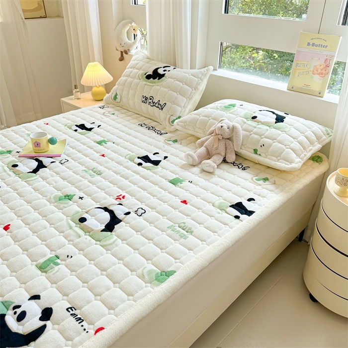 91家纺网 家纺一手货源 找家纺 梵朴 2025新款印花牛奶绒床褥垫加厚珊瑚绒床褥子床垫 熊猫乐园-绿