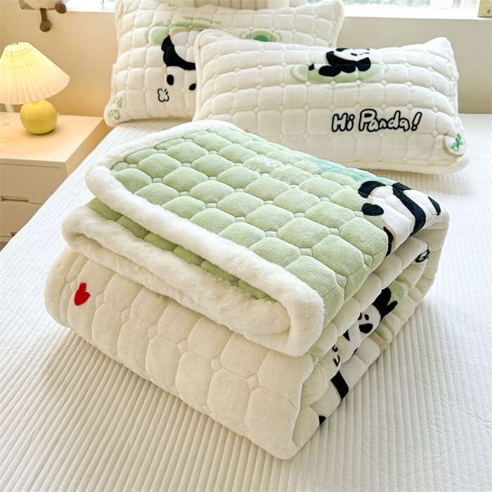 91家纺网 家纺一手货源 找家纺 梵朴 2025新款印花牛奶绒床褥垫加厚珊瑚绒床褥子床垫 熊猫乐园-绿