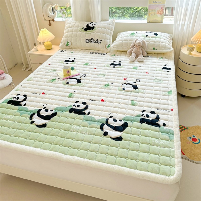 91家纺网 家纺一手货源 找家纺 梵朴 2025新款印花牛奶绒床褥垫加厚珊瑚绒床褥子床垫 熊猫乐园-绿