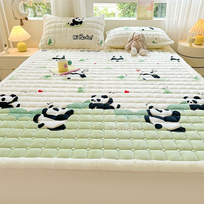 91家纺网 家纺一手货源 找家纺 梵朴 2025新款印花牛奶绒床褥垫加厚珊瑚绒床褥子床垫 熊猫乐园-绿