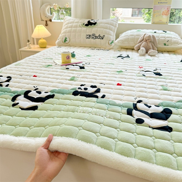 91家纺网 家纺一手货源 找家纺 梵朴 2025新款印花牛奶绒床褥垫加厚珊瑚绒床褥子床垫 熊猫乐园-绿