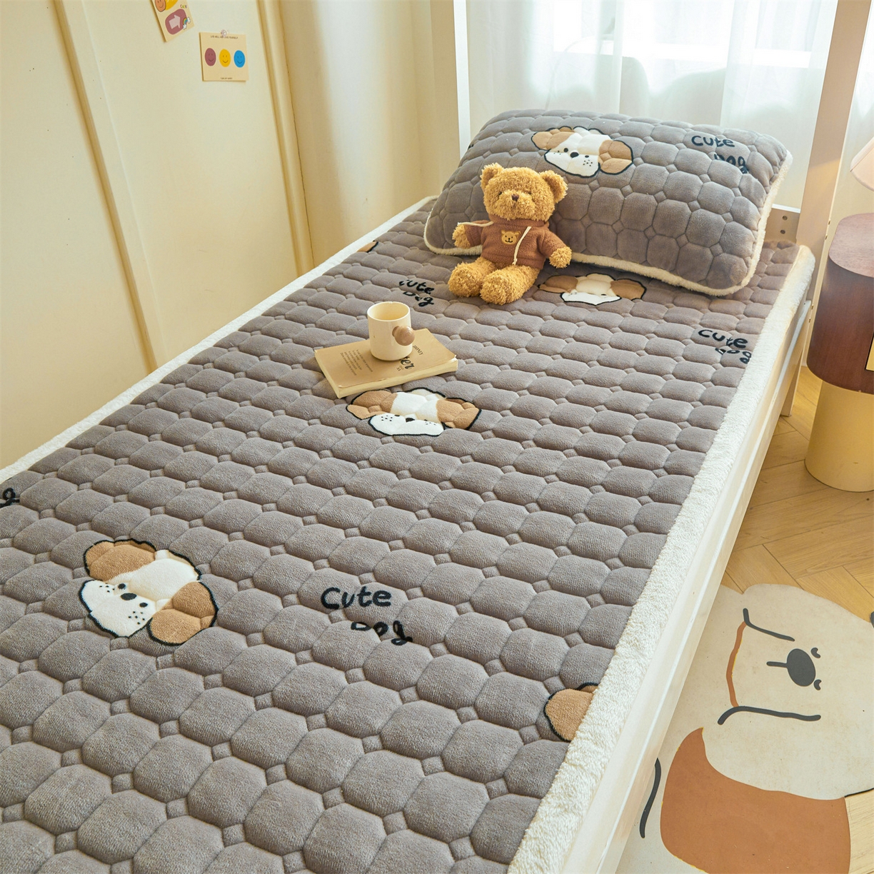 91家纺网 家纺一手货源 找家纺 雯豆家纺 2025新款牛奶绒床垫床护垫学生床褥子宿舍印花床褥铺底 牛奶绒床褥-阳光狗