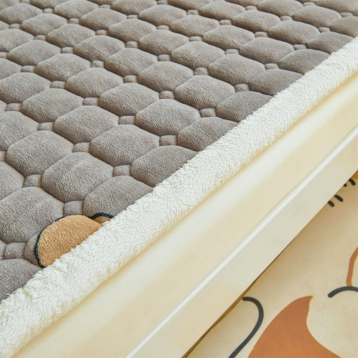 91家纺网 家纺一手货源 找家纺 雯豆家纺 2025新款牛奶绒床垫床护垫学生床褥子宿舍印花床褥铺底 牛奶绒床褥-阳光狗