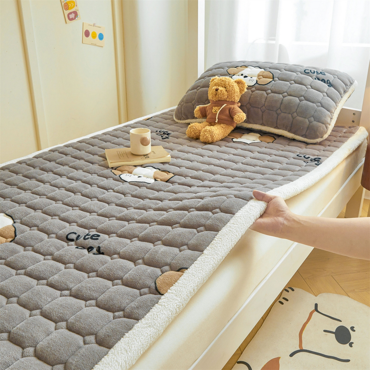 91家纺网 家纺一手货源 找家纺 雯豆家纺 2025新款牛奶绒床垫床护垫学生床褥子宿舍印花床褥铺底 牛奶绒床褥-阳光狗