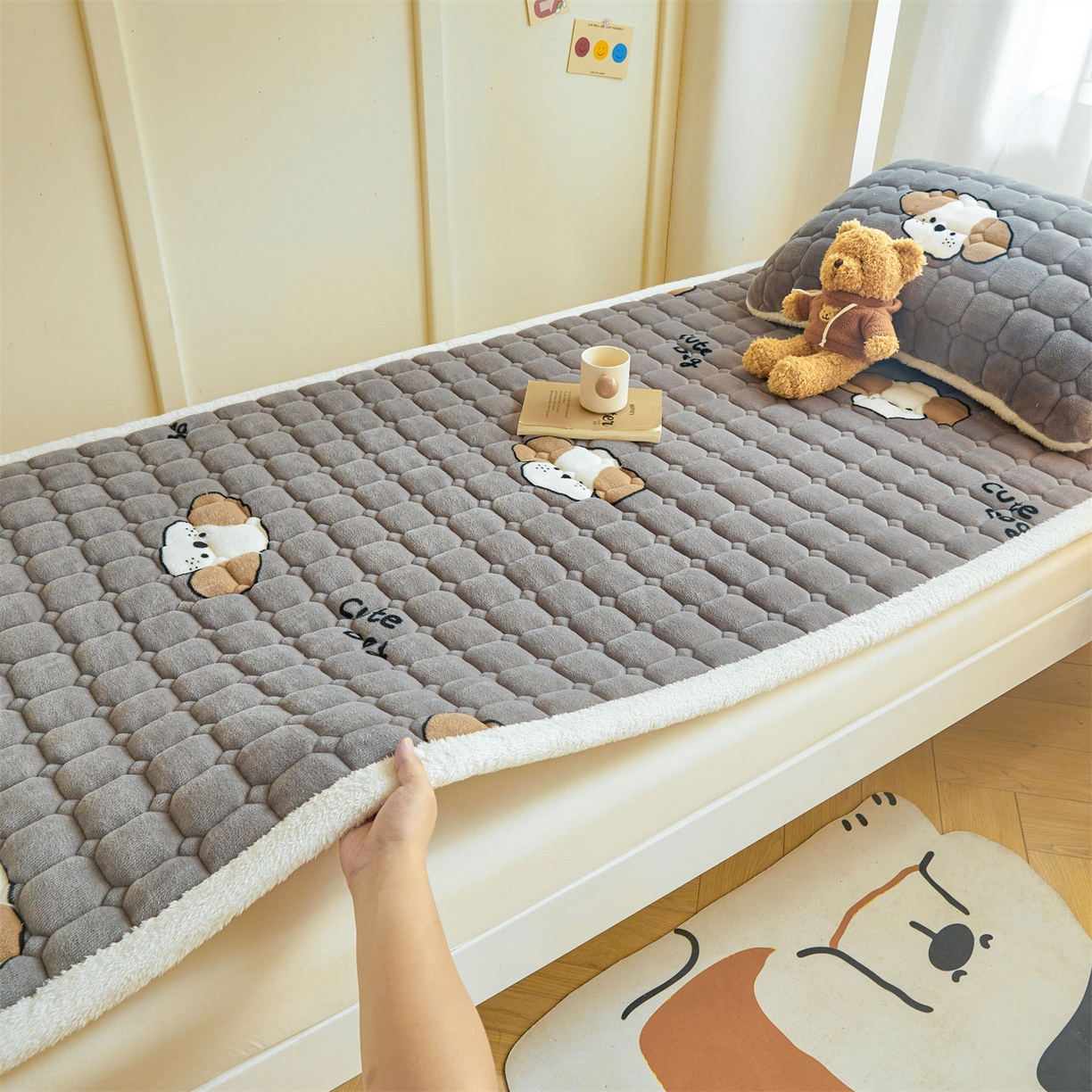 91家纺网 家纺一手货源 找家纺 雯豆家纺 2025新款牛奶绒床垫床护垫学生床褥子宿舍印花床褥铺底 牛奶绒床褥-阳光狗