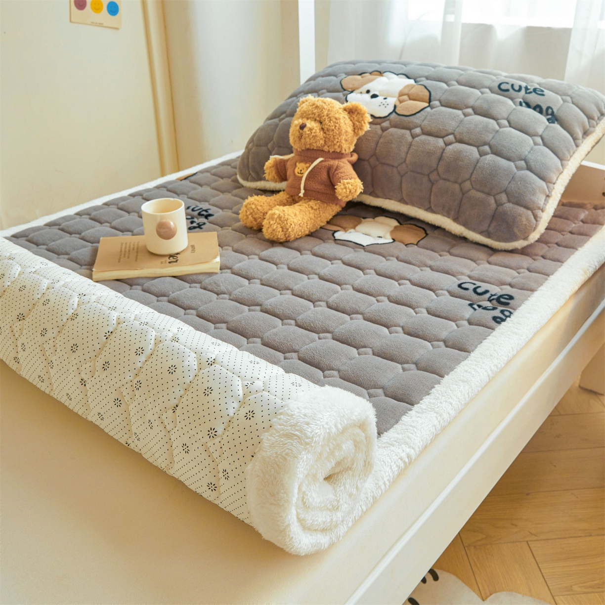 91家纺网 家纺一手货源 找家纺 雯豆家纺 2025新款牛奶绒床垫床护垫学生床褥子宿舍印花床褥铺底 牛奶绒床褥-阳光狗