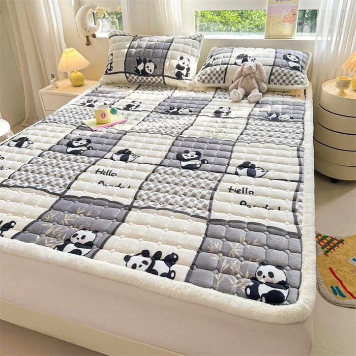 91家纺网 家纺一手货源 找家纺 梵朴 2025新款印花牛奶绒床褥垫加厚珊瑚绒床褥子床垫 熊猫皮皮-灰