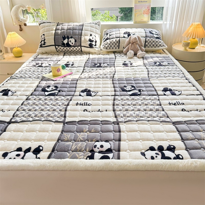 91家纺网 家纺一手货源 找家纺 梵朴 2025新款印花牛奶绒床褥垫加厚珊瑚绒床褥子床垫 熊猫皮皮-灰