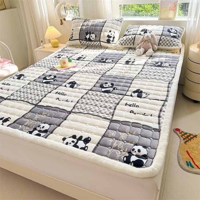 91家纺网 家纺一手货源 找家纺 梵朴 2025新款印花牛奶绒床褥垫加厚珊瑚绒床褥子床垫 熊猫皮皮-灰