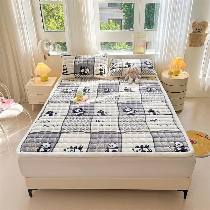 91家纺网 家纺一手货源 找家纺 梵朴 2025新款印花牛奶绒床褥垫加厚珊瑚绒床褥子床垫 熊猫皮皮-灰