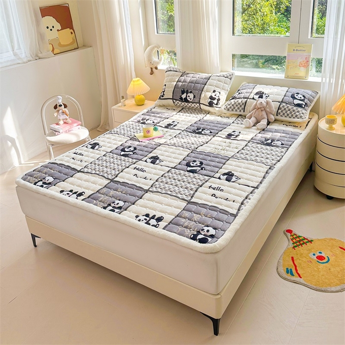 91家纺网 家纺一手货源 找家纺 梵朴 2025新款印花牛奶绒床褥垫加厚珊瑚绒床褥子床垫 熊猫皮皮-灰