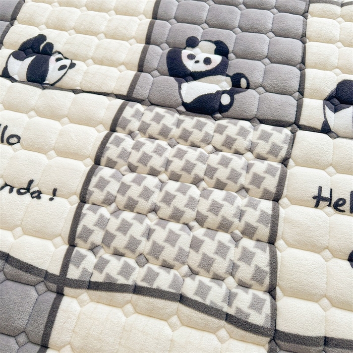 91家纺网 家纺一手货源 找家纺 梵朴 2025新款印花牛奶绒床褥垫加厚珊瑚绒床褥子床垫 熊猫皮皮-灰