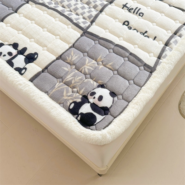 91家纺网 家纺一手货源 找家纺 梵朴 2025新款印花牛奶绒床褥垫加厚珊瑚绒床褥子床垫 熊猫皮皮-灰