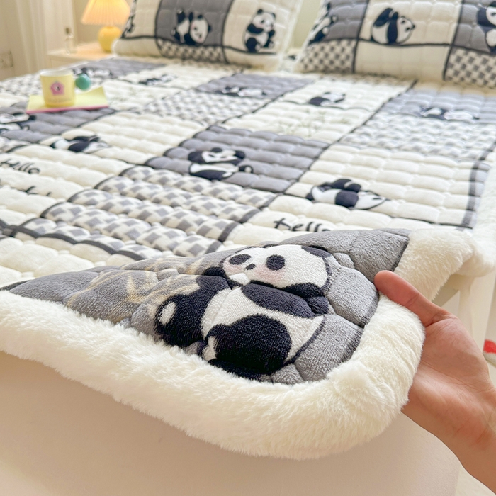 91家纺网 家纺一手货源 找家纺 梵朴 2025新款印花牛奶绒床褥垫加厚珊瑚绒床褥子床垫 熊猫皮皮-灰
