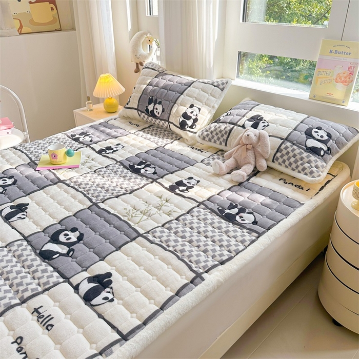 91家纺网 家纺一手货源 找家纺 梵朴 2025新款印花牛奶绒床褥垫加厚珊瑚绒床褥子床垫 熊猫皮皮-灰