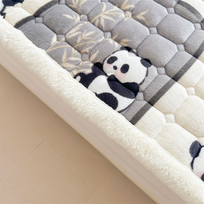 91家纺网 家纺一手货源 找家纺 梵朴 2025新款印花牛奶绒床褥垫加厚珊瑚绒床褥子床垫 熊猫皮皮-灰
