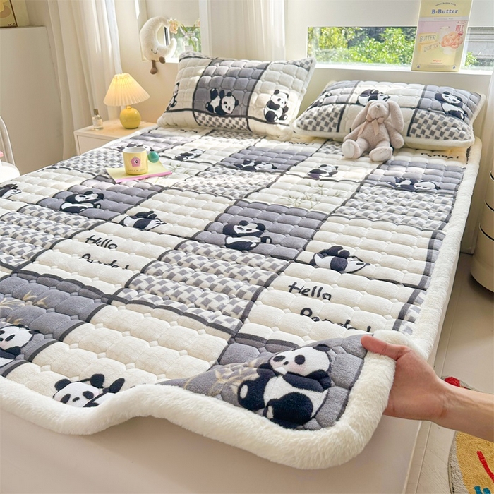 91家纺网 家纺一手货源 找家纺 梵朴 2025新款印花牛奶绒床褥垫加厚珊瑚绒床褥子床垫 熊猫皮皮-灰