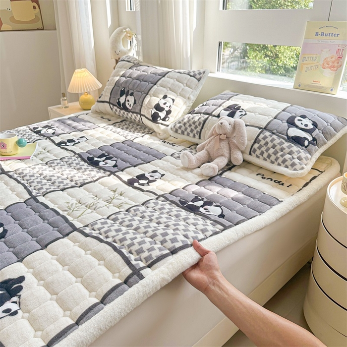 91家纺网 家纺一手货源 找家纺 梵朴 2025新款印花牛奶绒床褥垫加厚珊瑚绒床褥子床垫 熊猫皮皮-灰