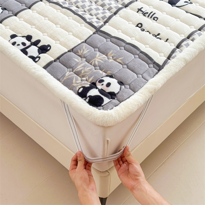 91家纺网 家纺一手货源 找家纺 梵朴 2025新款印花牛奶绒床褥垫加厚珊瑚绒床褥子床垫 熊猫皮皮-灰