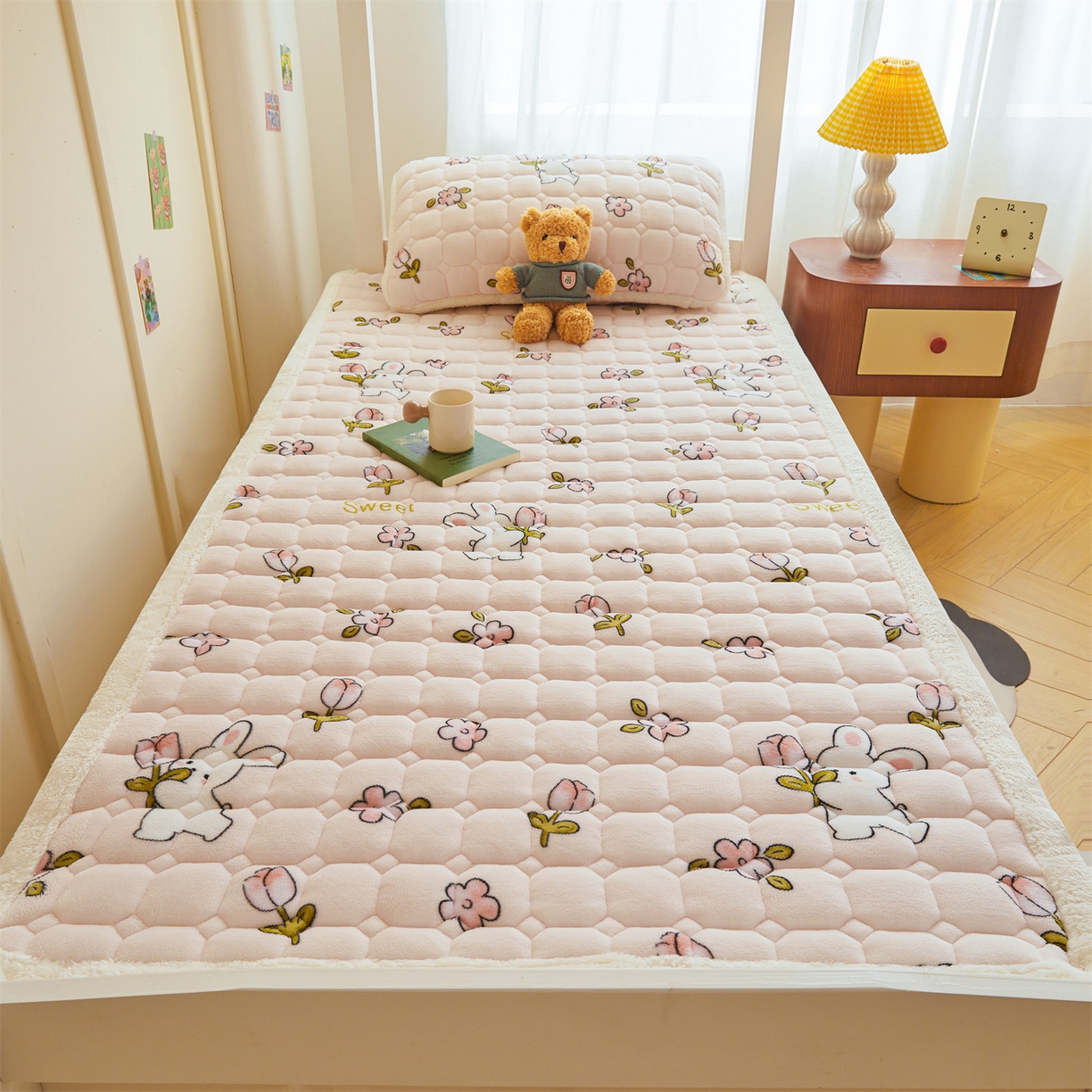 91家纺网 家纺一手货源 找家纺 雯豆家纺 2025新款牛奶绒床垫床护垫学生床褥子宿舍印花床褥铺底 牛奶绒床褥-月季小兔