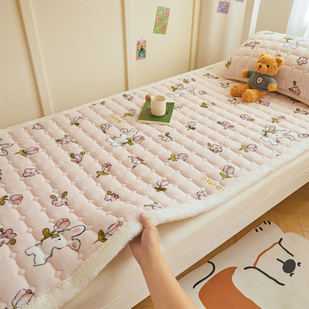 91家纺网 家纺一手货源 找家纺 雯豆家纺 2025新款牛奶绒床垫床护垫学生床褥子宿舍印花床褥铺底 牛奶绒床褥-月季小兔