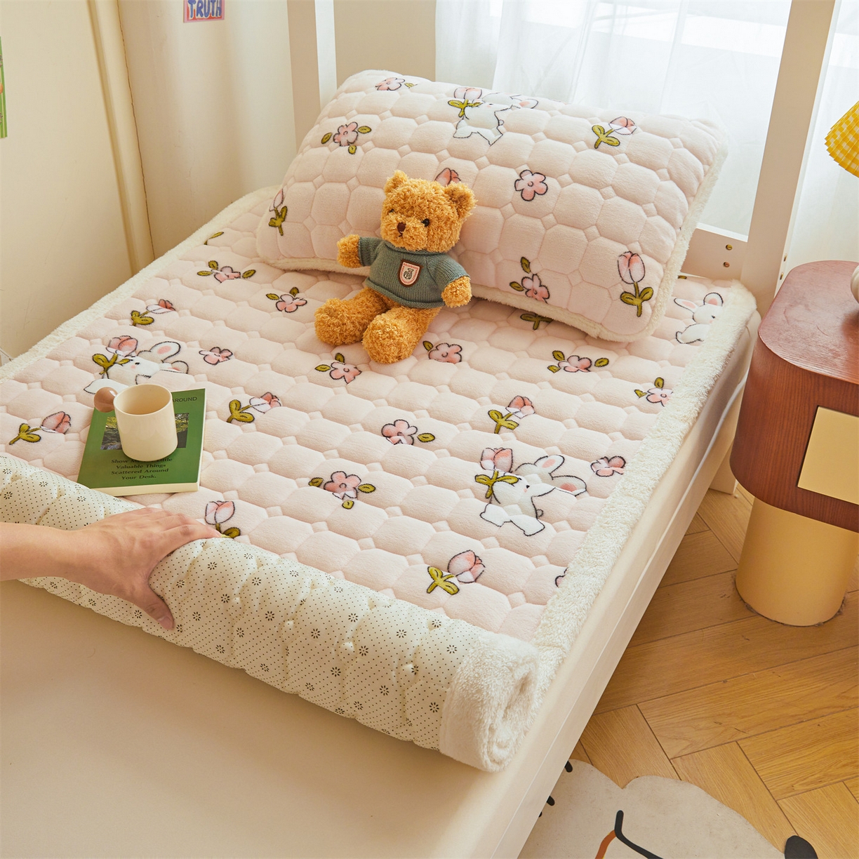 91家纺网 家纺一手货源 找家纺 雯豆家纺 2025新款牛奶绒床垫床护垫学生床褥子宿舍印花床褥铺底 牛奶绒床褥-月季小兔