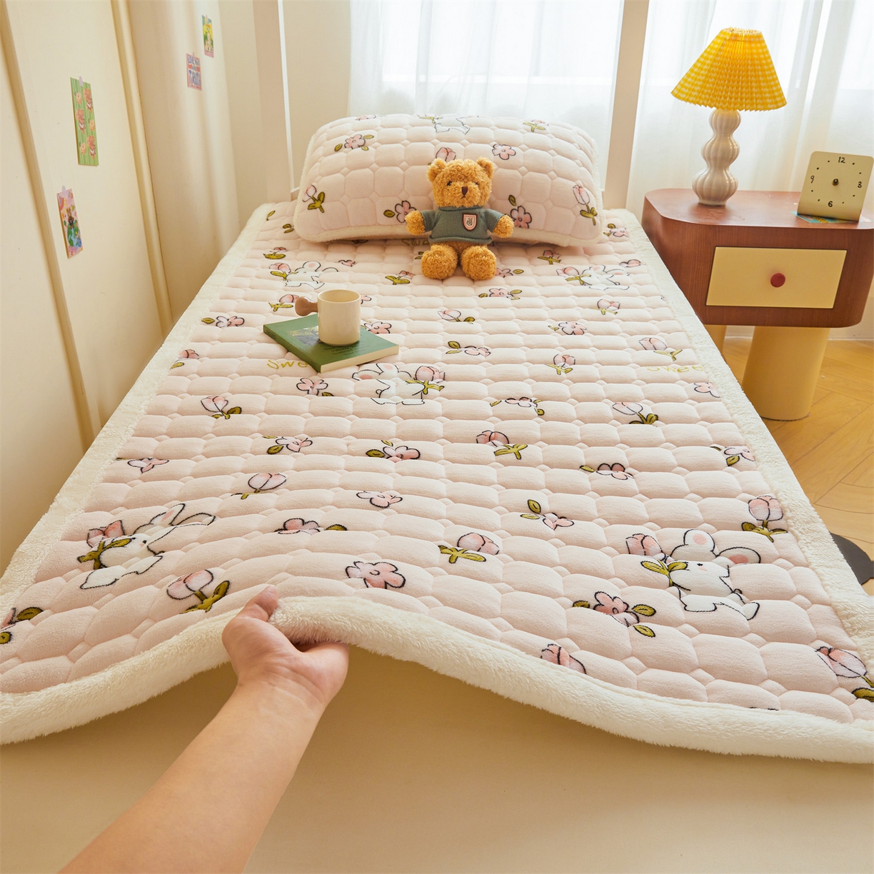91家纺网 家纺一手货源 找家纺 雯豆家纺 2025新款牛奶绒床垫床护垫学生床褥子宿舍印花床褥铺底 牛奶绒床褥-月季小兔