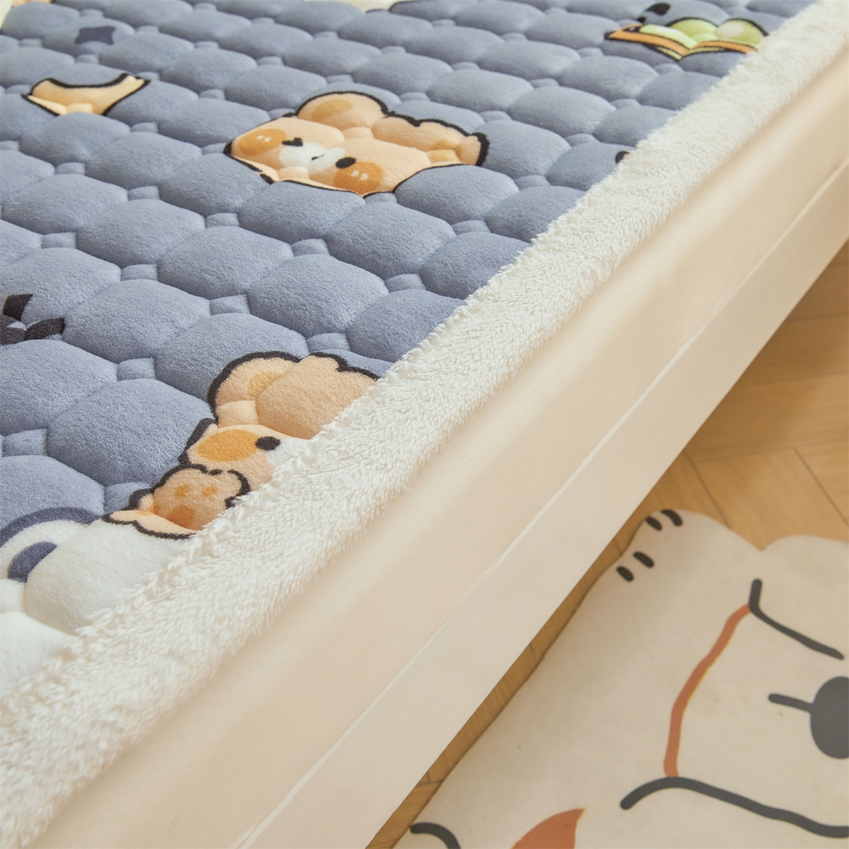 91家纺网 家纺一手货源 找家纺 雯豆家纺 2025新款牛奶绒床垫床护垫学生床褥子宿舍印花床褥铺底 牛奶绒床褥-云朵熊