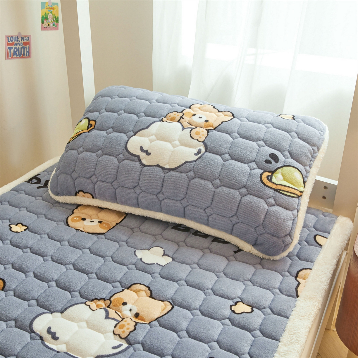 91家纺网 家纺一手货源 找家纺 雯豆家纺 2025新款牛奶绒床垫床护垫学生床褥子宿舍印花床褥铺底 牛奶绒床褥-云朵熊