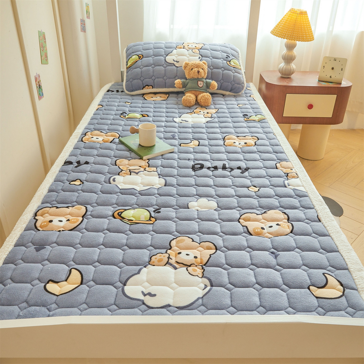 91家纺网 家纺一手货源 找家纺 雯豆家纺 2025新款牛奶绒床垫床护垫学生床褥子宿舍印花床褥铺底 牛奶绒床褥-云朵熊