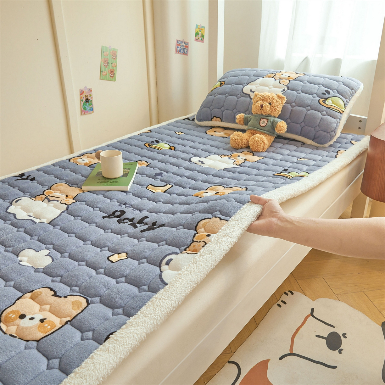 91家纺网 家纺一手货源 找家纺 雯豆家纺 2025新款牛奶绒床垫床护垫学生床褥子宿舍印花床褥铺底 牛奶绒床褥-云朵熊
